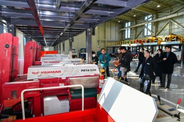 영주-2-3 농기계 임대사업 거점센터를 둘러보고 있다.jpg