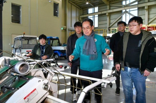 영주-2-4 엄태현 영주시장 권한대행이 임대농기계 설명 및 보유 현황 등에 대해 보고를 받고 있다 .jpg