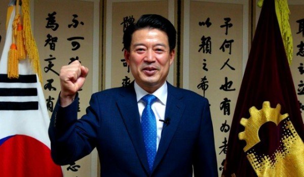 윤재호 회장님 사진4.jpg