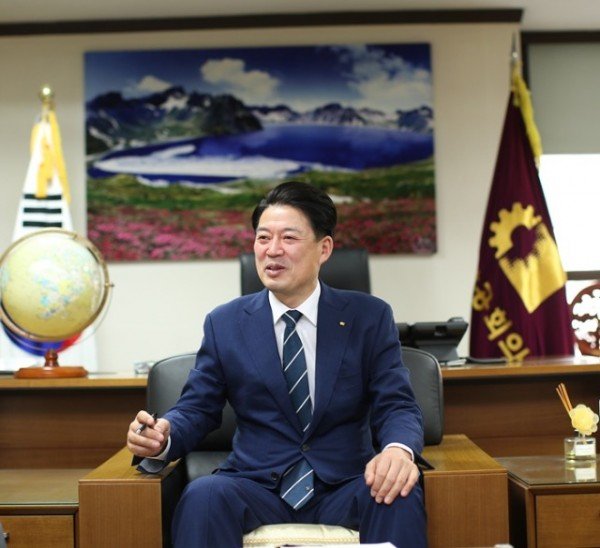 윤재호 회장님 사진5.jpg