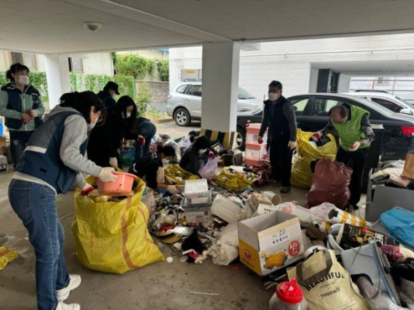 [복지정책과]자원봉사자 물건 분리배출 작업(25.10.26.).jpg