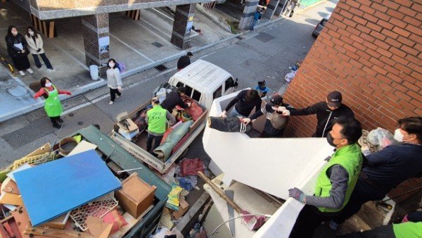 [복지정책과]자원봉사자 물건 폐기물 수거처리(24.11.24.).jpg