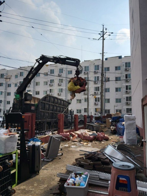 [복지정책과]폐기물 수거 업체 사다리차작업(8톤) (25.11.25.).jpg
