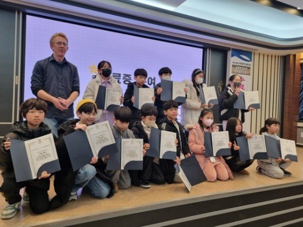 [교육청소년과]2 수료증 수여-초등학생 영어캠프(구미대).jpg