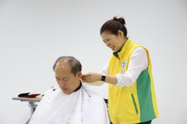 5_2025년_신천지자원봉사단_경주지부가_사한국뇌병변장애인인권협회_경주시지회_회원들을_대상으로_이발·미용_봉사를_진행하고.JPG