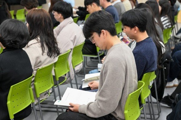 영주-2-3 실무담당자들이 책자를 보며 교육을 받고 있다.jpg