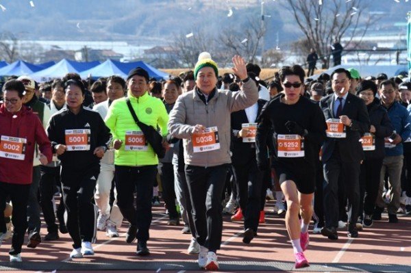 첨부4. 260308 성주참외 전국마라톤대회2(이강덕 경북중흥 캠프 제공).jpg