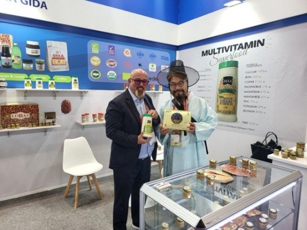 영주-3-2 박람회에서 리삼농업회사법인의 산양삼 제품을 홍보하고 있다.jpg