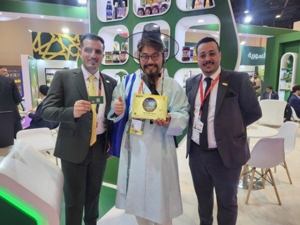 영주-3-3 박람회에서 리삼농업회사법인의 산양삼 제품을 홍보하고 있다.jpg