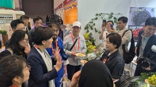 영주-3-4 영주포도수출영농조합법인의 샤인머스캣을 홍보하고 있다.jpg