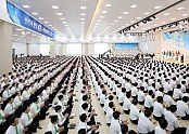 사진2. 15일 신천지 청주교회에서 열린 신천지예수교회 창립 42주년 기념예배에 참여한 성도들이 찬양하고 있다..jpg