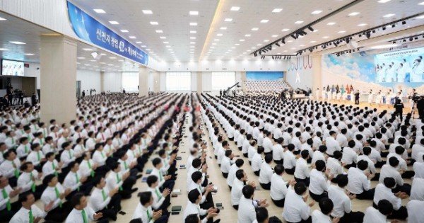 사진2. 15일 신천지 청주교회에서 열린 신천지예수교회 창립 42주년 기념예배에 참여한 성도들이 찬양하고 있다..jpg