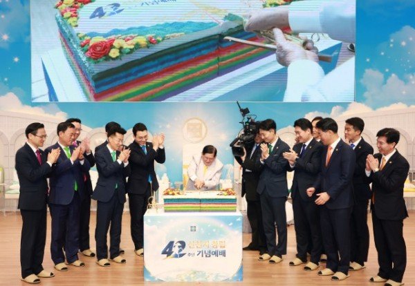 사진3. 15일 신천지 청주교회에서 신천지예수교회 창립 42주년 기념예배가 열린 가운데, 이만희 총회장과 12지파장이 함께 떡케이크 커팅식을 하고 있다..jpg