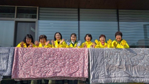 영주-6-2 대한적십자사봉사회 영주시협의회 회원들이 이불빨래 후 건조시키고 있다.jpg