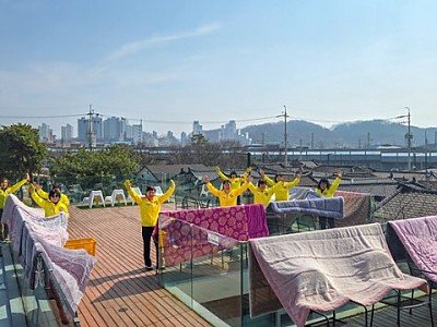 영주-6-3 대한적십자사봉사회 영주시협의회 회원들이 이불빨래 후 건조시키고 있다.jpg