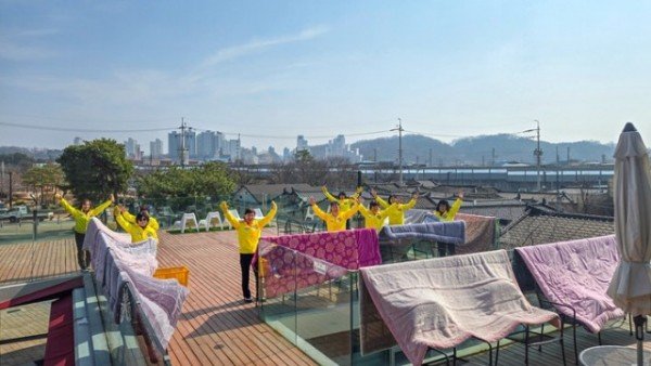 영주-6-3 대한적십자사봉사회 영주시협의회 회원들이 이불빨래 후 건조시키고 있다.jpg