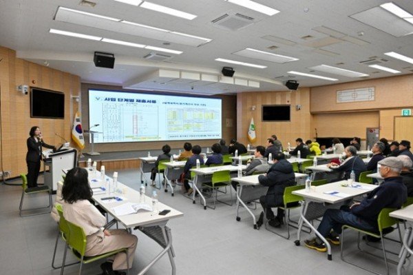 영주-2-2 올해 사업에 선정된 21개 단지의 입주자대표 구성원과 관리사무소장을 대상으로 설명회를 열었다.jpg