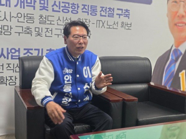 1. 더불어민주당 이삼걸 안동시장 예비후보가 안동 미래성장 10대 공약에 대해 설명하고 있다..jpg