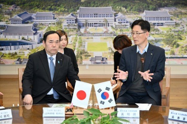 (추가보도자료3)일본_히로시마현_의회_의장단_방문1 (2).jpg