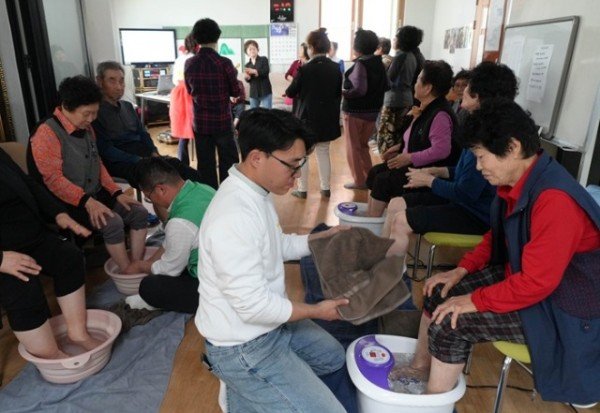 영주-5-4 단산면 어르신 대상으로 족욕봉사를 하고 있는 모습.jpg