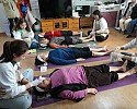 영주-5-3 영주시청년새마을연대 회원들이 단산면 옥대1리경로당을 방문해 마사지 봉사를 하고 있다.jpg