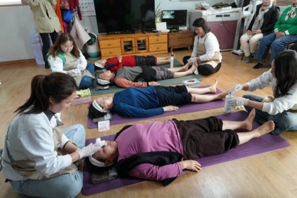 영주-5-3 영주시청년새마을연대 회원들이 단산면 옥대1리경로당을 방문해 마사지 봉사를 하고 있다.jpg