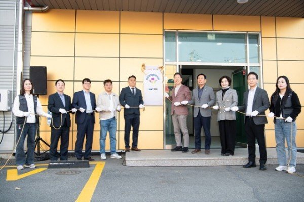 [가족정책과]구미시  여성친화기업 인증 현판 제막…일‧가정 양립 기업문화 확산 현판 제막.jpg