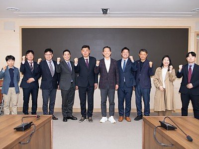 [(재)구미먹거리통합지원센터]구미농산물 급식시장 성공 안착 구미시-풀무원푸드머스 지역 농산물 협력 확대 단체사진1.jpg