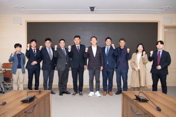 [(재)구미먹거리통합지원센터]구미농산물 급식시장 성공 안착 구미시-풀무원푸드머스 지역 농산물 협력 확대 단체사진1.jpg