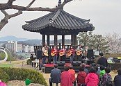 영주-10-1 영주1동 주민자치위원회는 지난 3일 관사골 부용대 일원에서 벚꽃 음악회를 개최했다.jpg