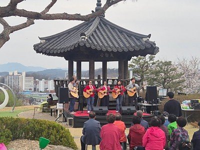 영주-10-1 영주1동 주민자치위원회는 지난 3일 관사골 부용대 일원에서 벚꽃 음악회를 개최했다.jpg