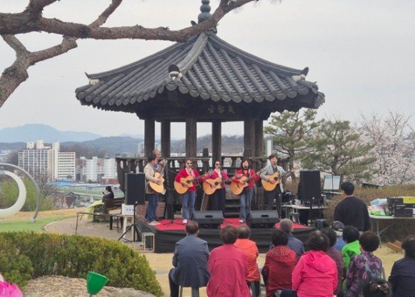 영주-10-1 영주1동 주민자치위원회는 지난 3일 관사골 부용대 일원에서 벚꽃 음악회를 개최했다.jpg