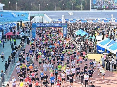 영주-1 출발신호와 함께 2026년 영주소백산마라톤 대회 참가자들이 출발을 하고 있다.jpg