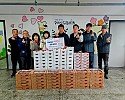 [아이돌봄과]구미시 수경재배연합회 제철과일 전달식 단체사진.jpg