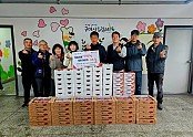 [아이돌봄과]구미시 수경재배연합회 제철과일 전달식 단체사진.jpg