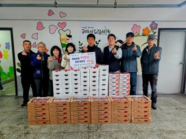 [아이돌봄과]구미시 수경재배연합회 제철과일 전달식 단체사진.jpg