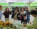 영주-7-2 방문객들이 영주지역에서 난 소백산벌꿀을 맛보고 있다.jpg