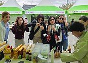 영주-7-2 방문객들이 영주지역에서 난 소백산벌꿀을 맛보고 있다.jpg
