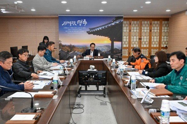 영주-5-2 엄태현 영주시장 권한대행 주재로 안전관리실무위원회 회의가 진행되고 있다.jpg