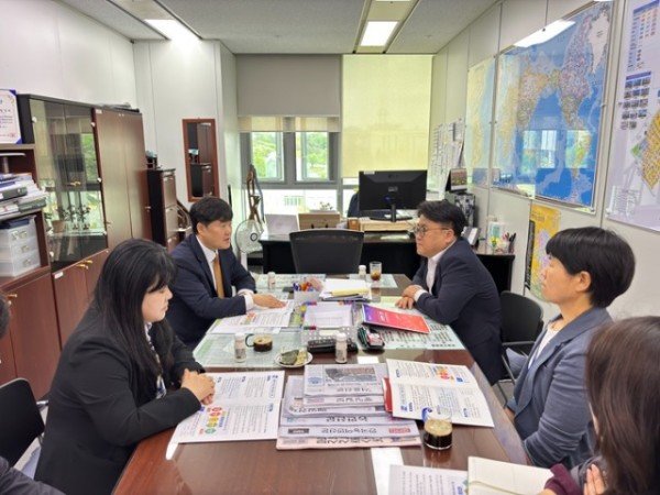 (예산재정과)구미시  부처예산안 국비 확보 속도전… 중앙부처 잇단 방문(오른쪽 정경석 농림축산식품부 식품산업정책관0) (1).jpg