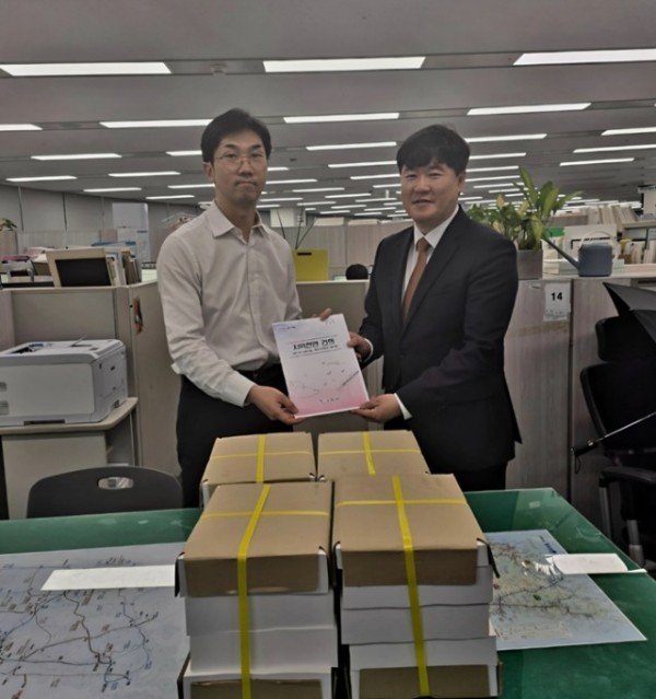 (예산재정과)구미시  부처예산안 국비 확보 속도전… 중앙부처 잇단 방문1(왼쪽 우정훈 국토교통부 철도정책과장)2.jpg