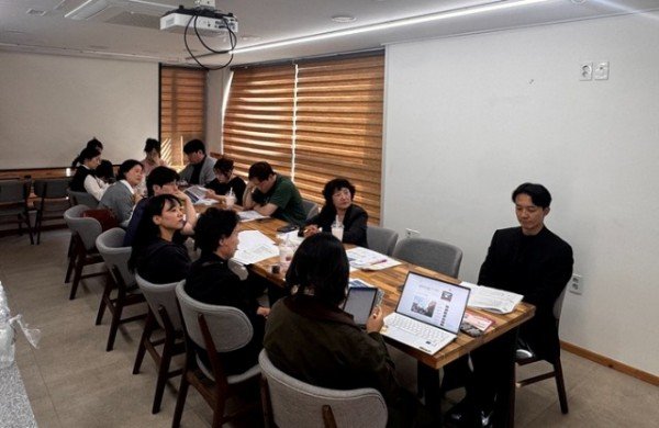 영주-3-2 학사골목 상인들을 대상으로 골목형상점가 관련 설명을 하고 있다.jpg