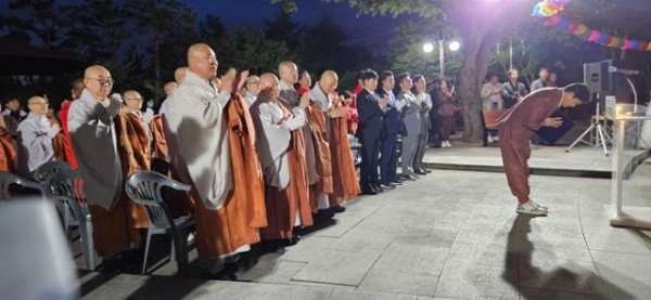 [문화예술과]마음은 평안으로  세상은 화합으로…불기 2570년 봉축 점등식 개최4.jpg