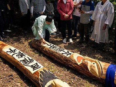 영주-1-1 영주시는 오는 23일 소백산 죽령 장승공원에서 제37회 죽령장승제를 개최한다(새 장승에 글을 새기고 있다).jpg