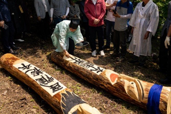 영주-1-1 영주시는 오는 23일 소백산 죽령 장승공원에서 제37회 죽령장승제를 개최한다(새 장승에 글을 새기고 있다).jpg