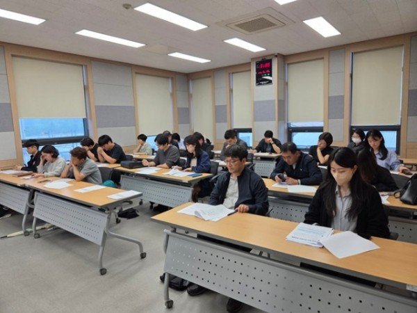 영주-2 영주시농업기술센터 세미나실에서 읍면동 농지담당자를 대상으로 실무회의가 진행되고 있다.jpg