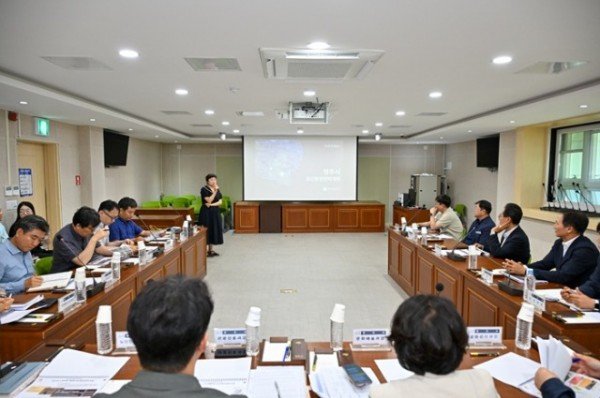 영주-1-2 용역사 대표가 용역결과 최종보고를 하고 있다.jpg
