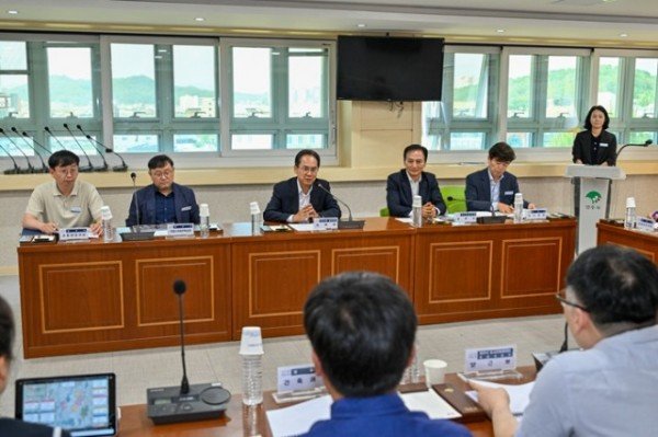 영주-1-3 엄태현 영주시장 권한대행이 영주시 지역여건 분석에 대해 논의하고 있다.jpg