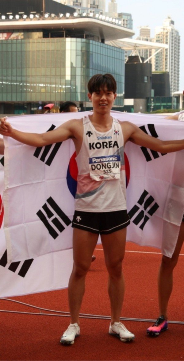 [체육진흥과]U20아시아선수권 400mR 금메달(구미시청 육상팀 김동진).jpeg