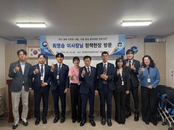 붙임 이사장님 방문 단체사진1.jpeg